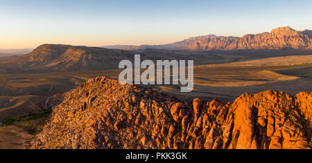 Frühe Licht auf die massive geologische Formationen in der Red Rock Canyon National Conservation Area, liegt etwas außerhalb von Las Vegas, NV. Stockfoto