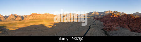 Frühe Licht auf die massive geologische Formationen in der Red Rock Canyon National Conservation Area, liegt etwas außerhalb von Las Vegas, NV. Stockfoto