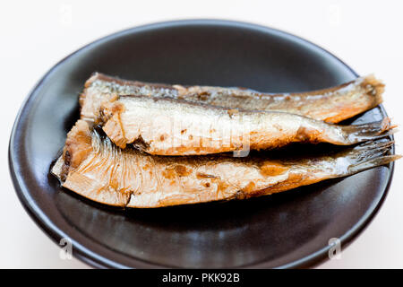 Sardinen (aka Sardinen), mariniert in Olivenöl auf Teller - USA Stockfoto