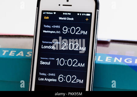 Wold Clock App auf dem iPhone Bildschirm - USA Stockfoto
