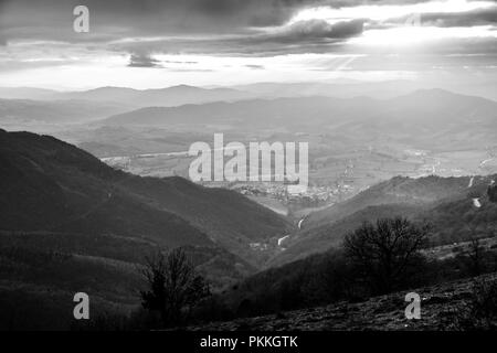 Sonnenstrahlen kommen über ein Tal in Umbrien (Italien) Stockfoto