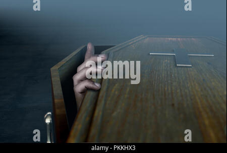 Eine leicht öffnen leer Holzsarg mit einer Hand, die sich auf einen dunklen bedrohlichen Hintergrund - 3D-Rendering Stockfoto