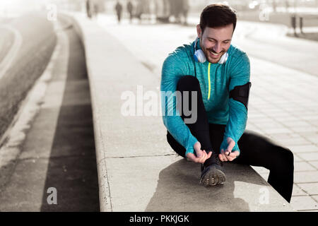 Runner versuchen, Laufschuhe bereit Stockfoto