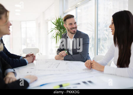 Geschäftsleute, die gemeinsam am Projekt und brainstorming im Büro Stockfoto