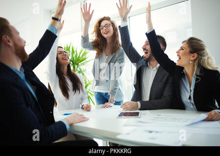 Geschäftsleute, die gemeinsam am Projekt und brainstorming im Büro Stockfoto