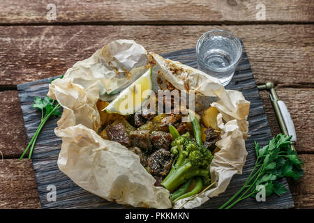 Nahaufnahme des Kleftiko - Lamm gebacken in perchament, griechisches Gericht. Stockfoto