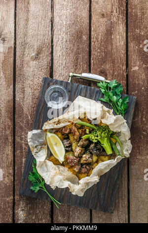 Ofen gebackenes Lamm in perchament - kleftico, griechisches Gericht, kopieren Raum Stockfoto