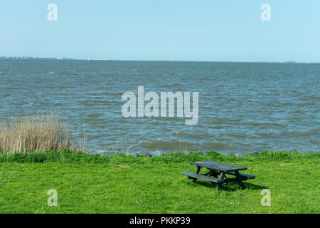 Niederlande, Feuchtgebiete, Maarken, Europa, malerischen Blick auf das Meer gegen den klaren Himmel Stockfoto