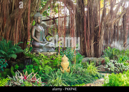 Chiangrai, Thailand - September 01, 2018: Wat Rong Khun (weiße Tempel) ist eine der beliebtesten Sehenswürdigkeiten Touristen in Thailand besuchen, mit modernen Stockfoto