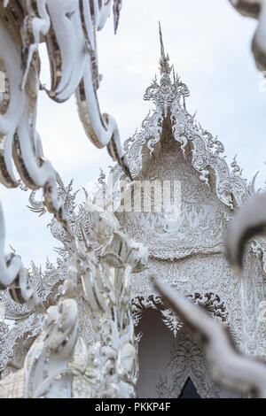 Chiangrai, Thailand - September 01, 2018: Wat Rong Khun (weiße Tempel) ist eine der beliebtesten Sehenswürdigkeiten Touristen in Thailand besuchen, mit modernen Stockfoto