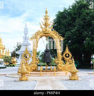 Chiangrai, Thailand - September 01, 2018: Wat Rong Khun (weiße Tempel) ist eine der beliebtesten Sehenswürdigkeiten Touristen in Thailand besuchen, mit modernen Stockfoto