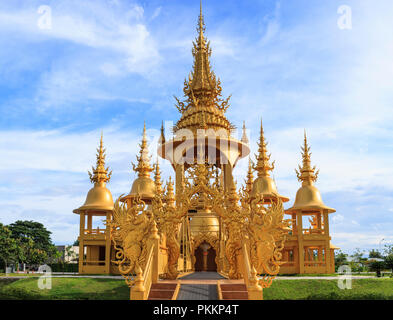 Chiangrai, Thailand - September 01, 2018: Wat Rong Khun (weiße Tempel) ist eine der beliebtesten Sehenswürdigkeiten Touristen in Thailand besuchen, mit modernen Stockfoto