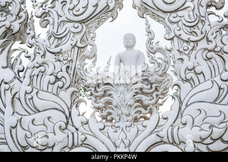Chiangrai, Thailand - September 01, 2018: Wat Rong Khun (weiße Tempel) ist eine der beliebtesten Sehenswürdigkeiten Touristen in Thailand besuchen, mit modernen Stockfoto