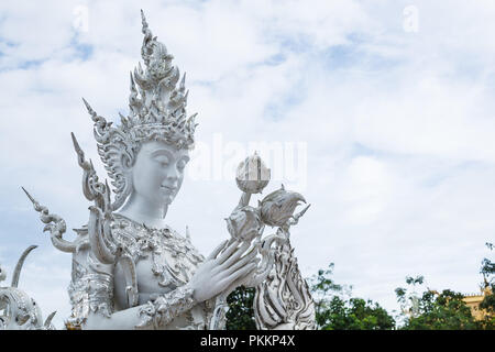 Chiangrai, Thailand - September 01, 2018: Wat Rong Khun (weiße Tempel) ist eine der beliebtesten Sehenswürdigkeiten Touristen in Thailand besuchen, mit modernen Stockfoto