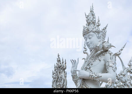 Chiangrai, Thailand - September 01, 2018: Wat Rong Khun (weiße Tempel) ist eine der beliebtesten Sehenswürdigkeiten Touristen in Thailand besuchen, mit modernen Stockfoto