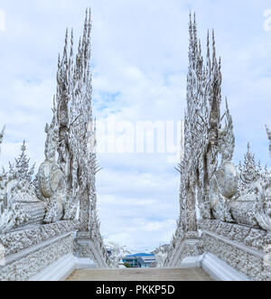 Chiangrai, Thailand - September 01, 2018: Wat Rong Khun (weiße Tempel) ist eine der beliebtesten Sehenswürdigkeiten Touristen in Thailand besuchen, mit modernen Stockfoto