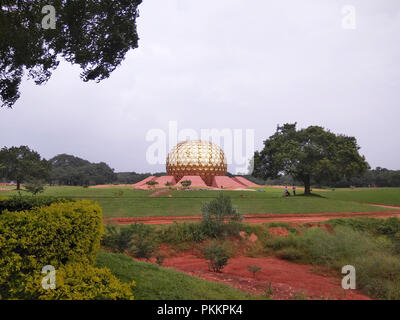 Ansicht des Matrimandir, Auroville, Tamil Nadu, Indien Stockfoto