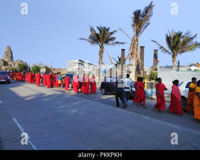 Devotees gekleidet in Orange auf Pilgerreise in Pondicherry, Tamil Nadu, Indien Stockfoto