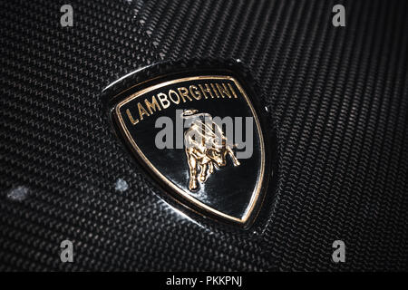 St. Petersburg, Russland - November 6, 2017: Emblem von Lamborghini ist auf Carbon Motorhaube von Lamborghini Centenario montiert. Nahaufnahme mit selektiven foc Stockfoto