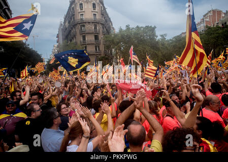Tausende pro-unabhängigkeit Demonstranten März in Barcelona während la Iada. Katalanen gefeiert La Iada oder in Katalonien Nationalfeiertag in einer Atmosphäre der Konflikt mit der spanischen Regierung für den Inhaftierten städtischer Abgeordneter Führer und einer Demonstration für die Unabhängigkeit. Stockfoto