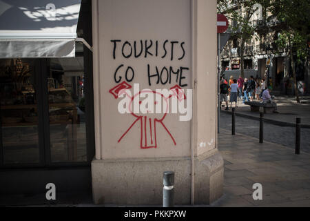 Graffiti gegen Massentourismus Straßen in Barcelona, Spanien
