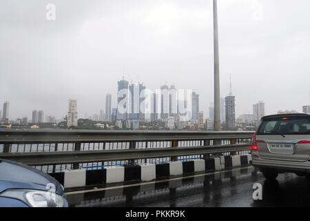 Bau von hohe Türme im Süden von Mumbai im FORTSCHRITT WÄHREND DES MONSUNS GESEHEN VOM MEER LINK WORLI Stockfoto