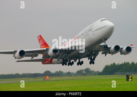 Oasis Hong Kong Airlines Boeing 747 Jet-Flugzeug. Fluggesellschaft. Jumbo-Jet-Flugzeuge fliegen auf der RIAT Airshow, RAF Fairford, Großbritannien Stockfoto