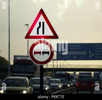 Ein straßenschild an der Autobahn im Stau. Stockfoto