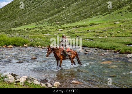 Kirgisische Reiter kreuze Tup Fluss, Keskenkyia Loop trek, Jyrgalan, Kirgisistan Stockfoto