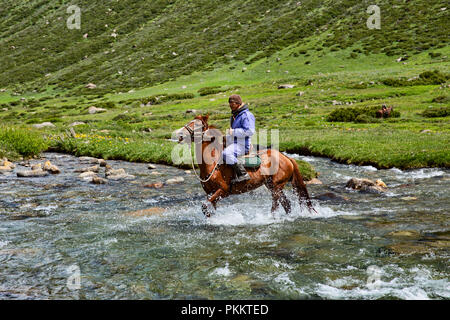 Kirgisische Reiter kreuze Tup Fluss, Keskenkyia Loop trek, Jyrgalan, Kirgisistan Stockfoto