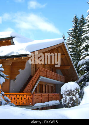 Ferienhaus aus Holz in den Schweizer Alpen Stockfoto