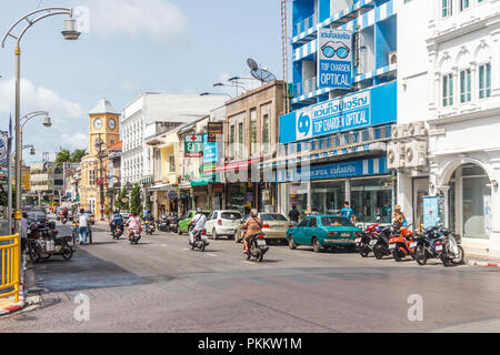 Die Stadt Phuket, Thailand - 6. August 2018: Motorräder, Reisen Phuket Road. Die Straße ist einer der Hauptstraßen in der Stadt. Stockfoto