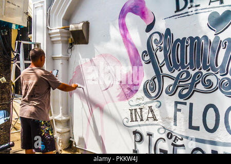 Die Stadt Phuket, Thailand - 6. August 2018: ein Zeichen Künstler Malerei Bild von einem Flamingo. Dies ist eine Form der Werbung. Stockfoto