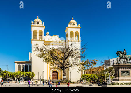 San Salvador. Februar 2018. Eine typische Ansicht der Kathedrale metropolitana in San Salvador in El Salvador Stockfoto