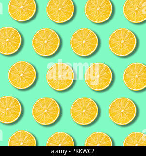 Zitronenscheiben Muster auf Licht leuchtende grüne Farbe Hintergrund. Minimale flach Essen Textur Stockfoto