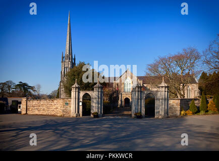 Eingangstore nach St. Karthago, einem Gebäude aus dem 17. Jahrhundert stammende Kirche von Irland Kathedrale in Lismore, County Waterford. Irland. Stockfoto