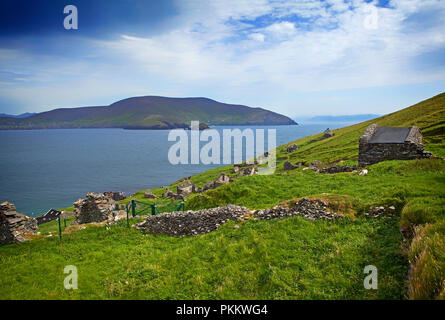 Verlassenen Hütten auf Great Blasket Island, den Blasket Inseln vor Slea Head auf der Halbinsel Dingle, County Kerry, Irland Stockfoto