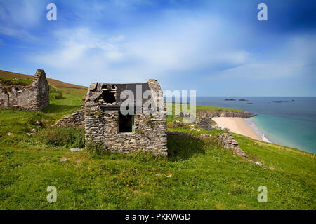 Verlassenen Hütten auf Great Blasket Island, den Blasket Inseln vor Slea Head auf der Halbinsel Dingle, County Kerry, Irland Stockfoto