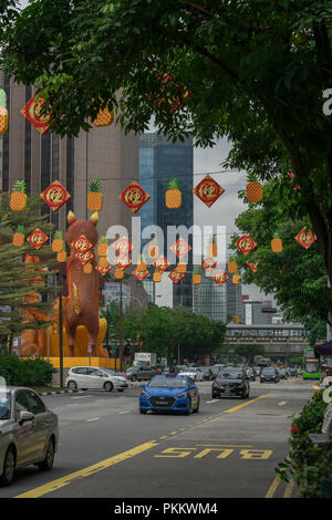 Singapur - 08 Februar 2018: Die festlichen chinesischen Neue Jahr Dekorationen auf den Straßen von Chinatown Stockfoto