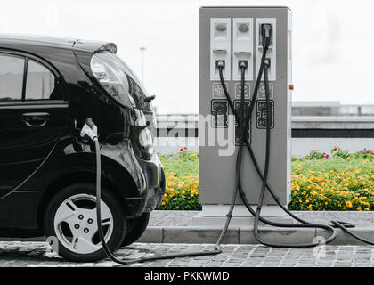 Auto Elektroauto geladen wird Ladestation Station an der Straße der Stadt von Funchal, Madeira, Portugal. Futuristische Transportkonzept. Stockfoto