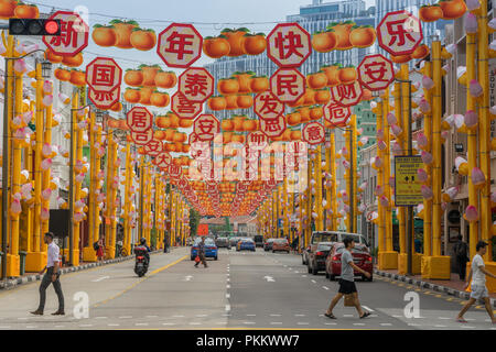 Singapur - 08 Februar 2018: Die festlichen chinesischen Neue Jahr Dekorationen auf den Straßen von Chinatown Stockfoto