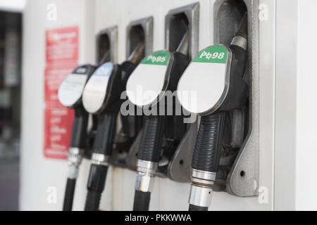 Kraftstoffpumpe Einfüllstutzen. Kraftstoff an der Tankstelle in der Nähe von Stockfoto