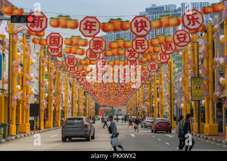 Singapur - 08 Februar 2018: Die festlichen chinesischen Neue Jahr Dekorationen auf den Straßen von Chinatown Stockfoto