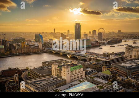 London, England - Panoramablick auf die Antenne auf die Skyline von London bei Sonnenuntergang mit Blackfriars Bridge über die Themse, Wolkenkratzer und andere berühmte Sehenswürdigkeiten. Stockfoto