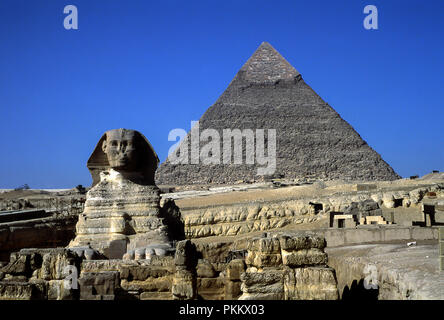 Gizeh, Ägypten, 03.11.2010: die Große Sphinx von Gizeh in Nahaufnahme und einer Pyramide im Hintergrund Stockfoto