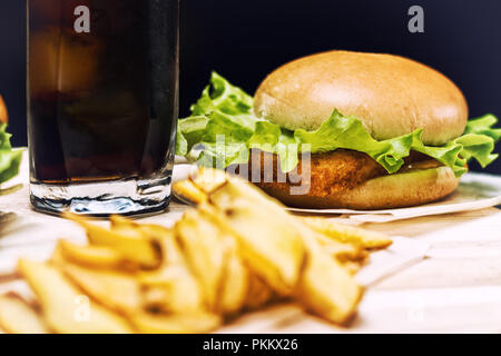 Lecker bacon Burger mit frischem Salat und gebratene Kartoffel Chips serviert mit einem kalten Limo oder Cola mit Fokus auf die Burger Stockfoto