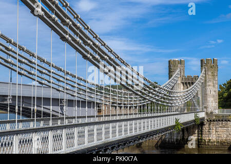 Thomas Telford's Fußgängerbrücke über den Fluss Conwy in Conwy, North Wales Stockfoto