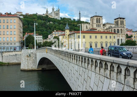 Brücke Bonaparte über die Saone in Lyon, Frankreich, mit der Basilika Notre dame von Fourviere und der Kathedrale Johannes dem Täufer Stockfoto