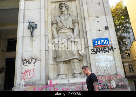 Warschau Polen sozialen Realismus Stil statue Zahlen neben Plac Konstytucji als Platz der Verfassung bekannt Stockfoto