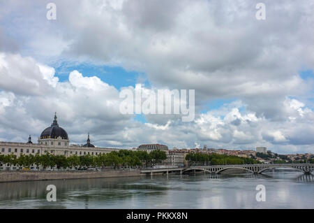 Quai Jules Courmont, mit der Rhone und der Grand Hotel Dieu und dem Wilson Bridge im Hintergrund. Stockfoto